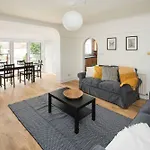 Spacious 4Bd Home Near Gatwick & Ldn Links