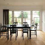 Spacious 4Bd Home Near Gatwick & Ldn Links