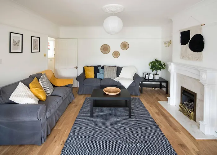 Spacious 4Bd Home Near Gatwick & Ldn Links