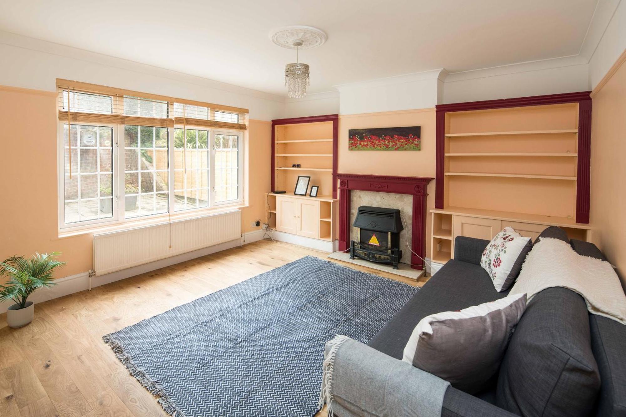 Spacious 4bd Near Gatwick & Ldn Links Londra
