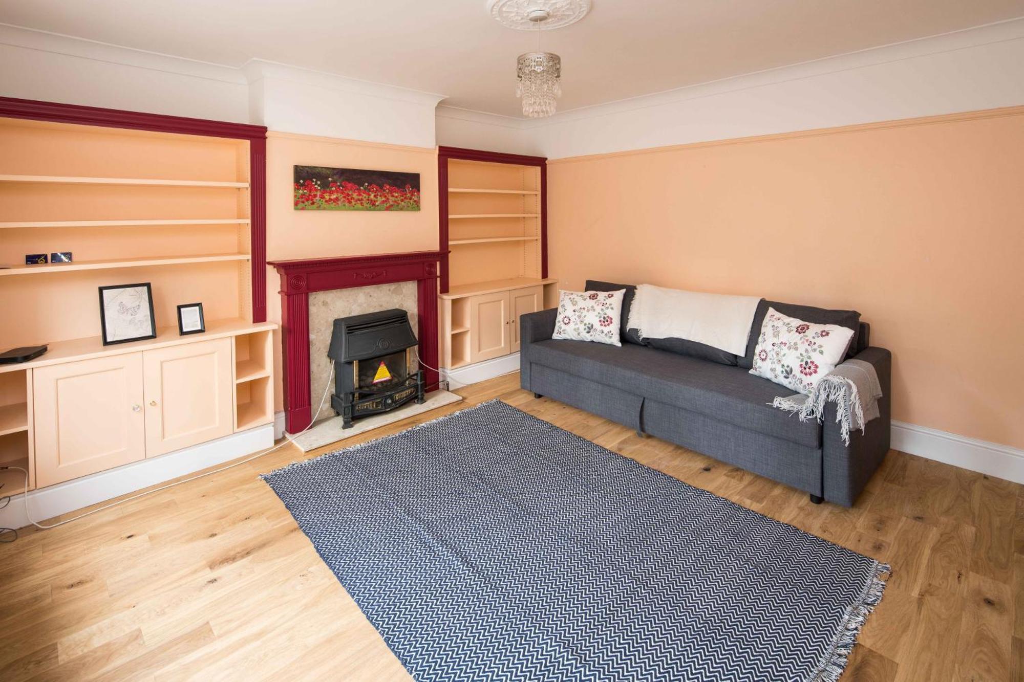 Spacious 4bd Near Gatwick & Ldn Links * Londra