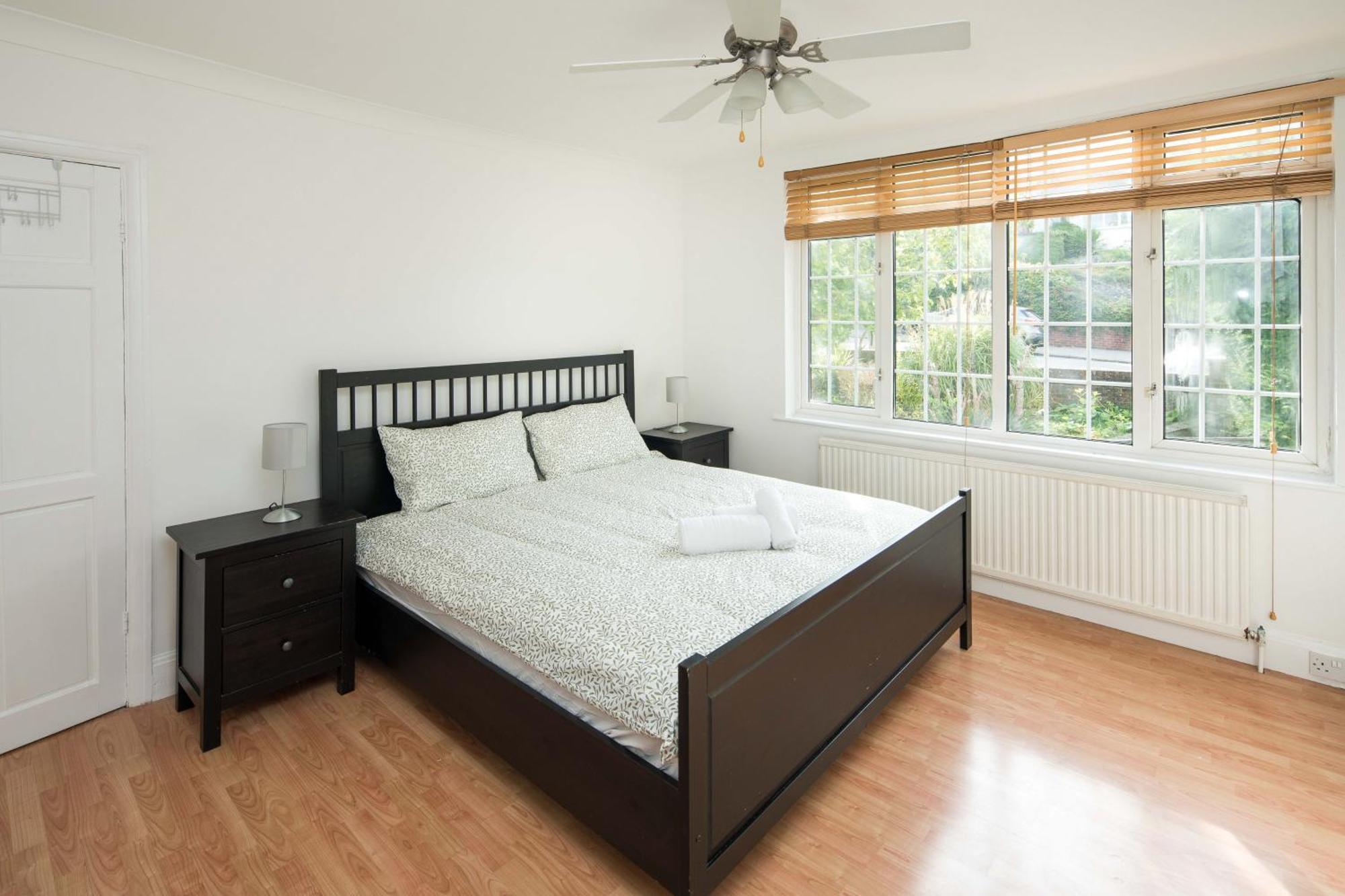 Spacious 4bd Near Gatwick & Ldn Links *
