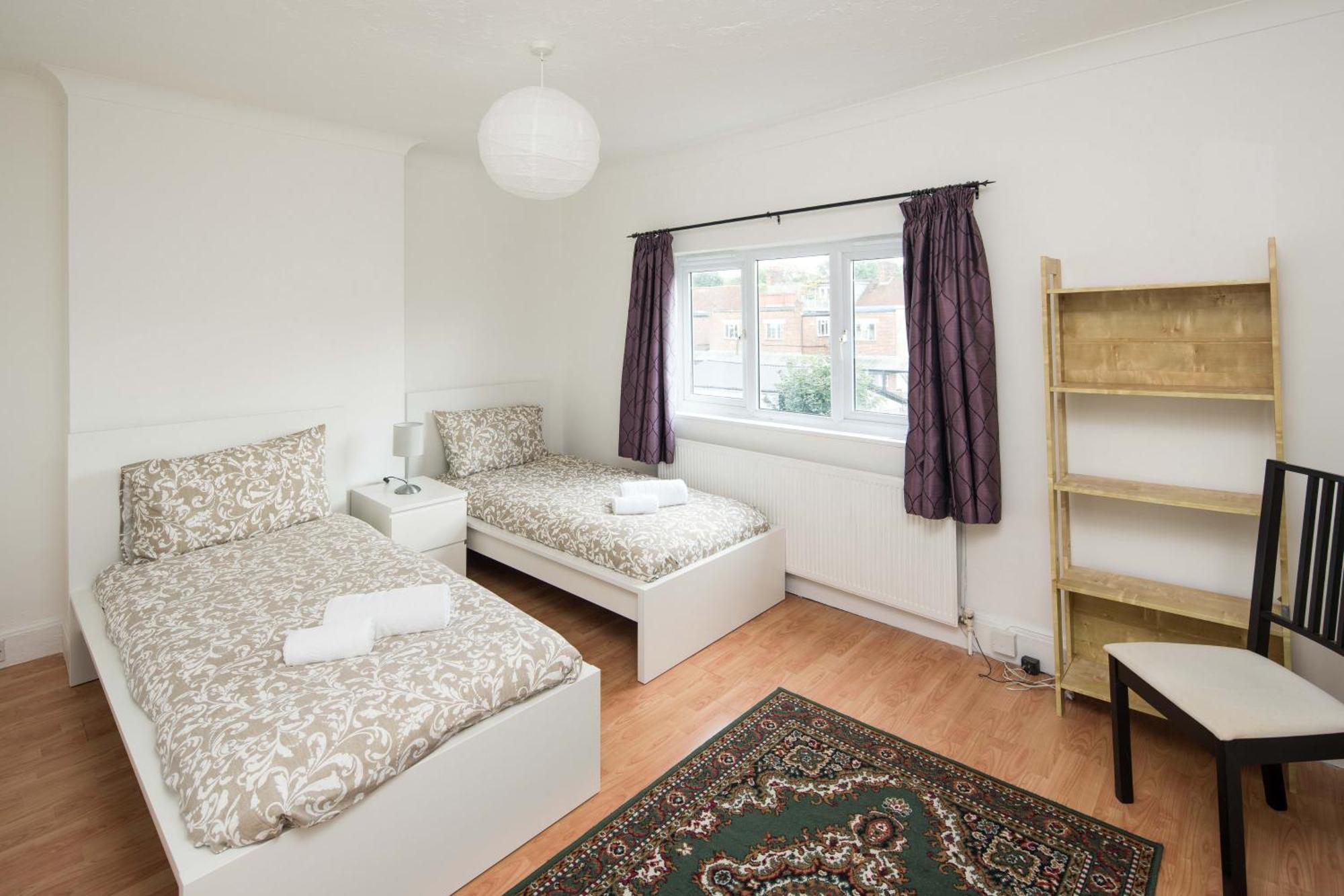 Spacious 4bd Near Gatwick & Ldn Links Londra