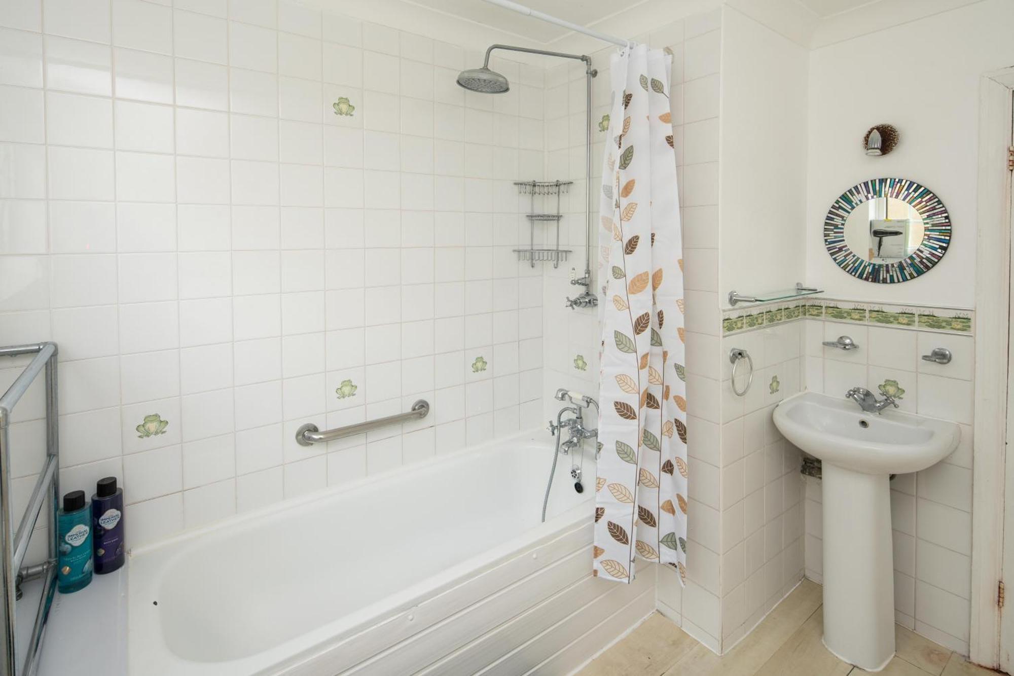 Spacious 4bd Near Gatwick & Ldn Links