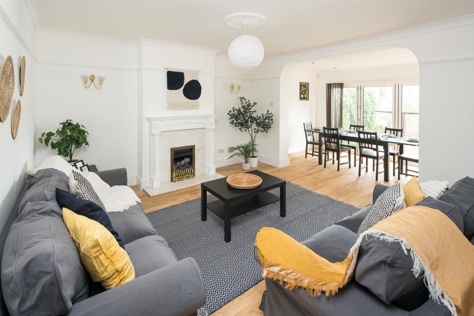 Casa vacanze Spacious 4bd Near Gatwick & Ldn Links