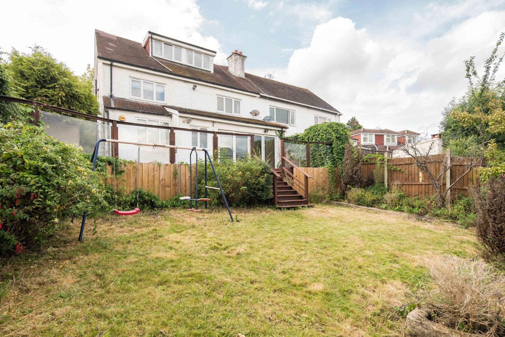 Spacious 4bd Near Gatwick & Ldn Links Casa vacanze Londra