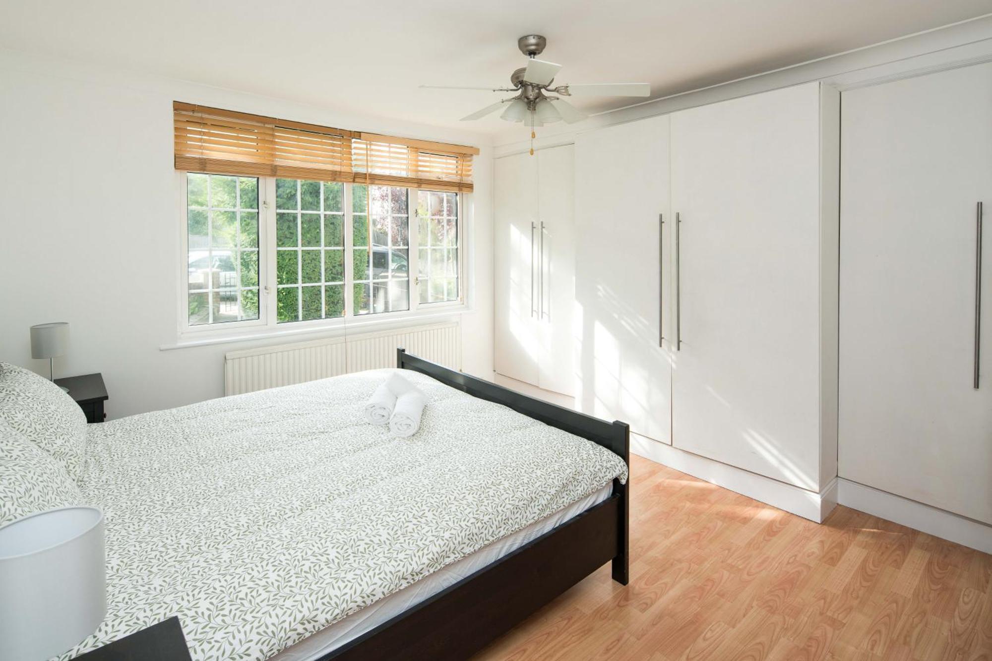 Holiday home Spacious 4bd Near Gatwick & Ldn Links London