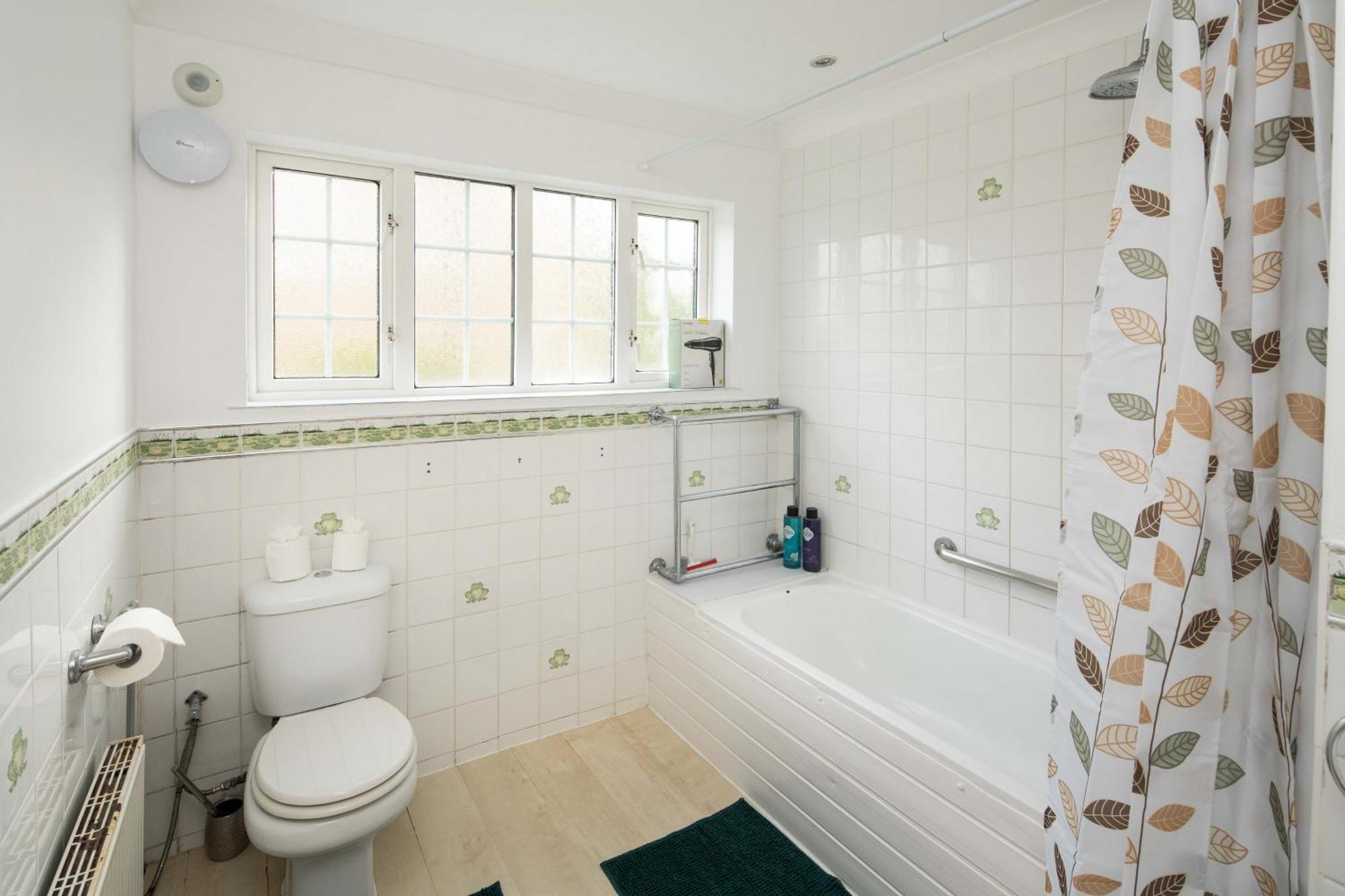 Holiday home Spacious 4bd Near Gatwick & Ldn Links